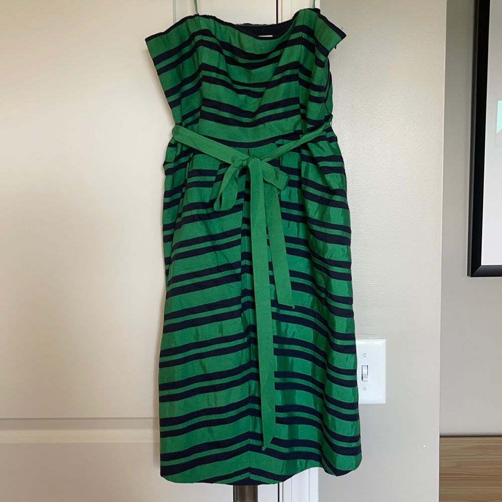 Strapless dress. Made of grosgrain ribbon.